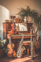 Cozy Innenraum Mit Piano Und Musikinstrumenten | Musik und Instrumente | Themen und Hobbys