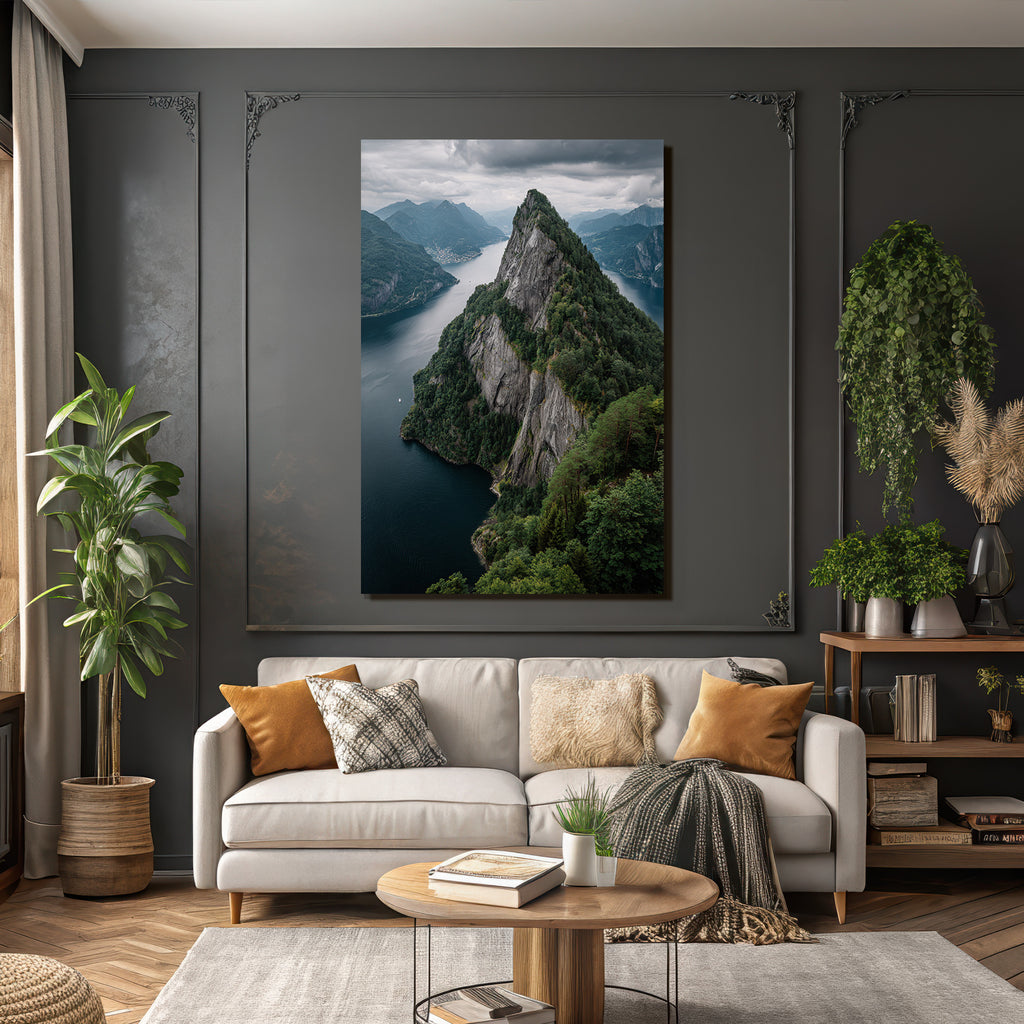 Dramatische Berglandschaft Mit Felsen Und Wasser Umgeben Von Grünem Mistiger Himmel