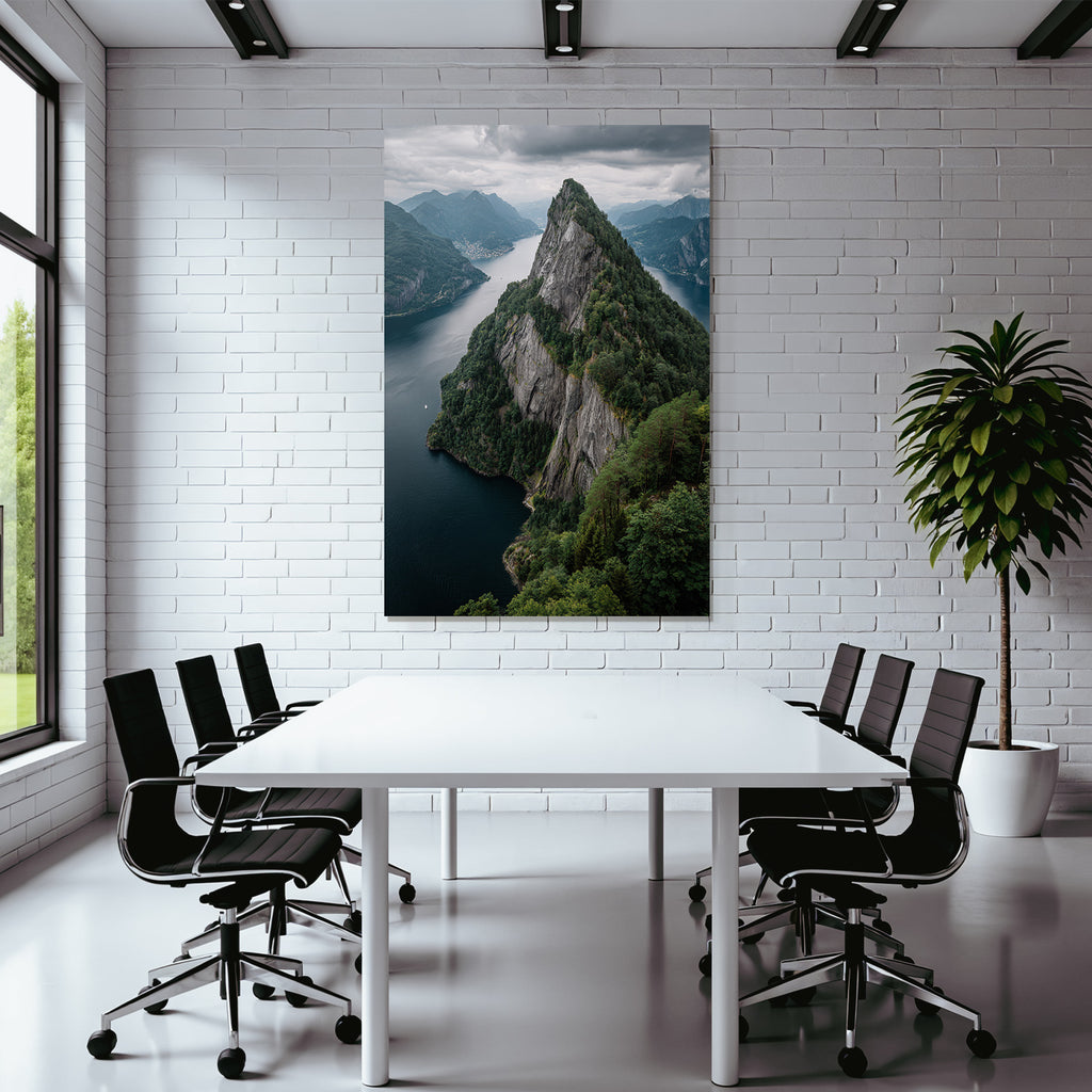 Dramatische Berglandschaft Mit Felsen Und Wasser Umgeben Von Grünem Mistiger Himmel