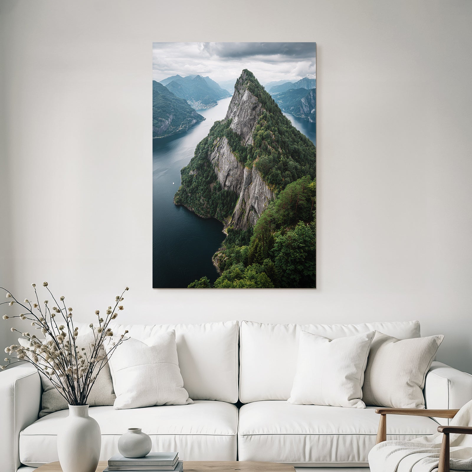 Dramatische Berglandschaft Mit Felsen Und Wasser Umgeben Von Grünem Mistiger Himmel
