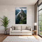 Dramatische Berglandschaft Mit Felsen Und Wasser Umgeben Von Grünem Mistiger Himmel
