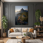 Friedliche Küstenlandschaft Modernes Haus Auf Felsen Mit Bergen Hintergrund