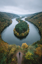 Herbstlandschaft Mit Fluss Und Wald Spaziergänger Ausblick | Reisen und Outdoor | Themen und Hobbys