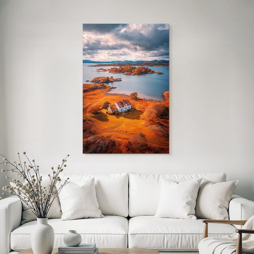 Herbstliche Landschaft Mit Haus Und Wasser Und Inseln