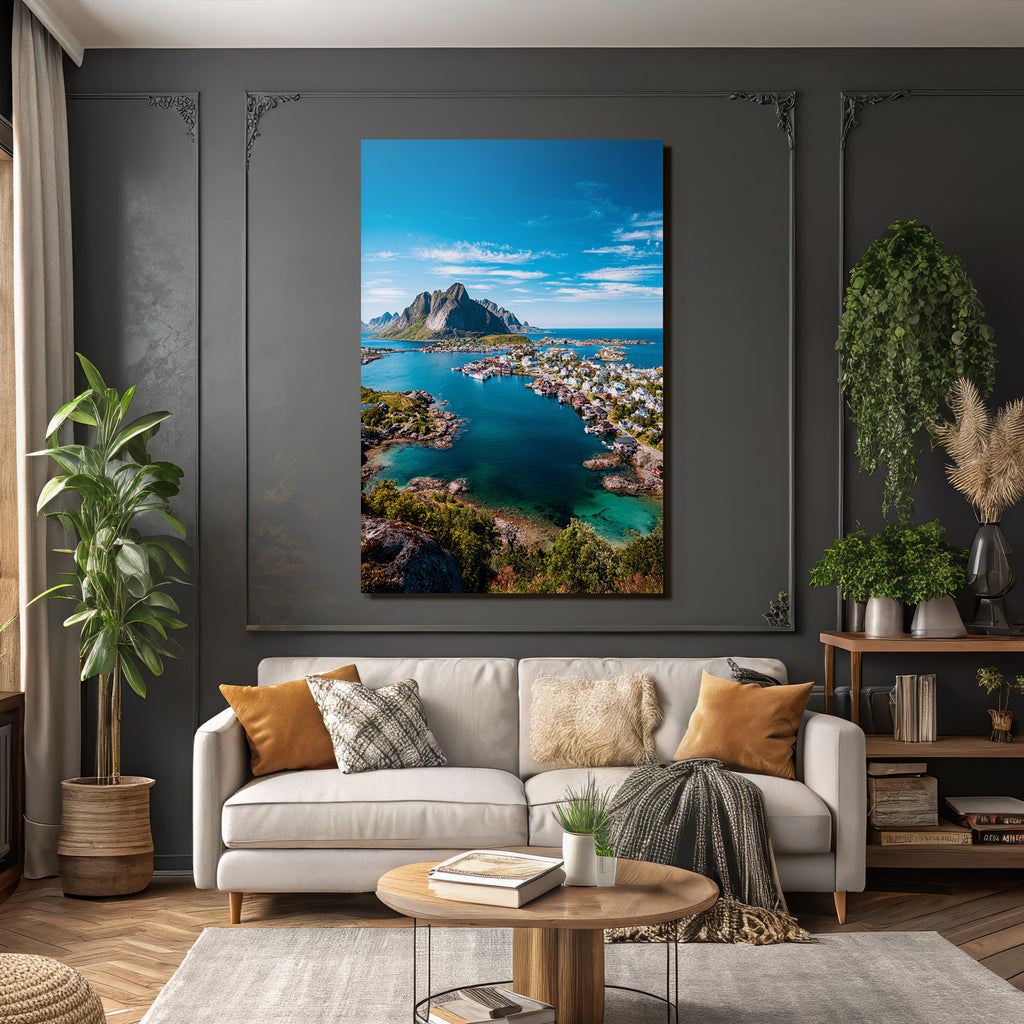 Küstenlandschaft Mit Bunten Haeusern Und Felsbergen