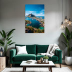 Küstenlandschaft Mit Bunten Haeusern Und Felsbergen