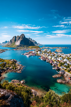 Küstenlandschaft Mit Bunten Haeusern Und Felsbergen | Reisen und Outdoor | Themen und Hobbys