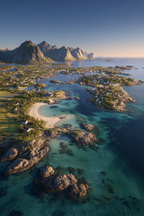 Küstenlandschaft Mit Strand Türkis Wasser Und Bergen | Reisen und Outdoor | Themen und Hobbys