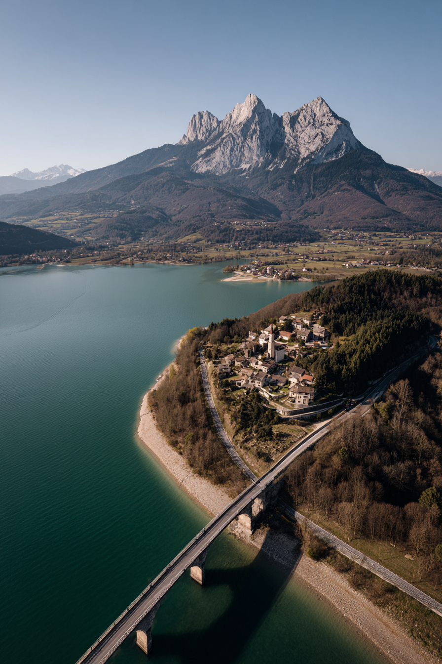 Malerische Ärial View Der Bergreich Villages Am Wasser Brücke Hintergrund | Reisen und Outdoor | Themen und Hobbys