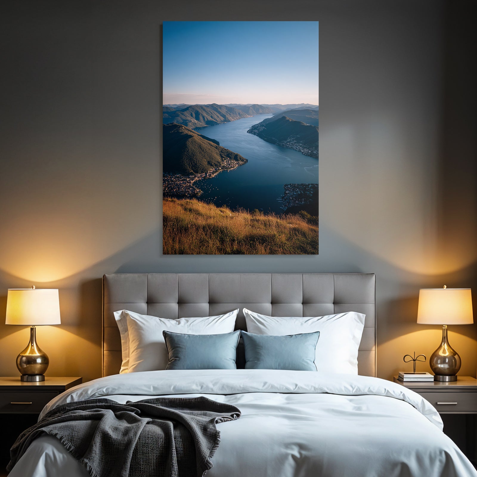 Wunderschöne Landschaft See Umgeben Von Bergen Im Goldenen Stundenlicht