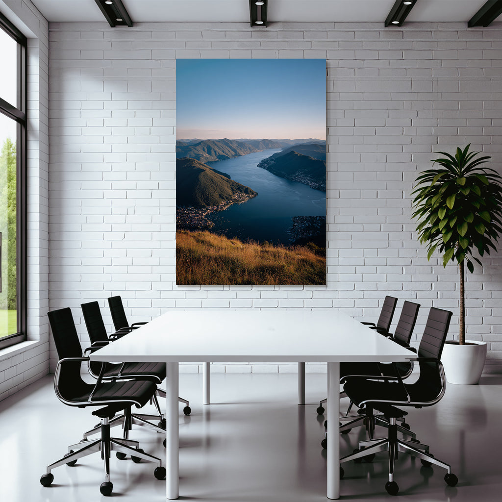 Wunderschöne Landschaft See Umgeben Von Bergen Im Goldenen Stundenlicht