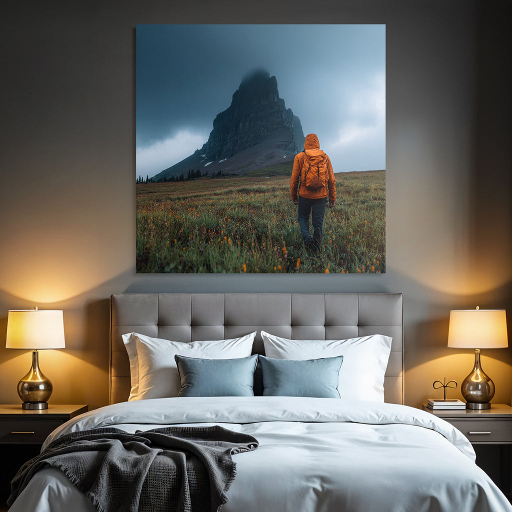 Abenteür Im Grünen Feld Mit Blumen Und Berg Im Hintergrund