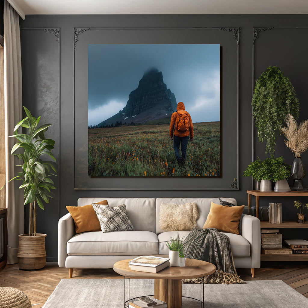 Abenteür Im Grünen Feld Mit Blumen Und Berg Im Hintergrund
