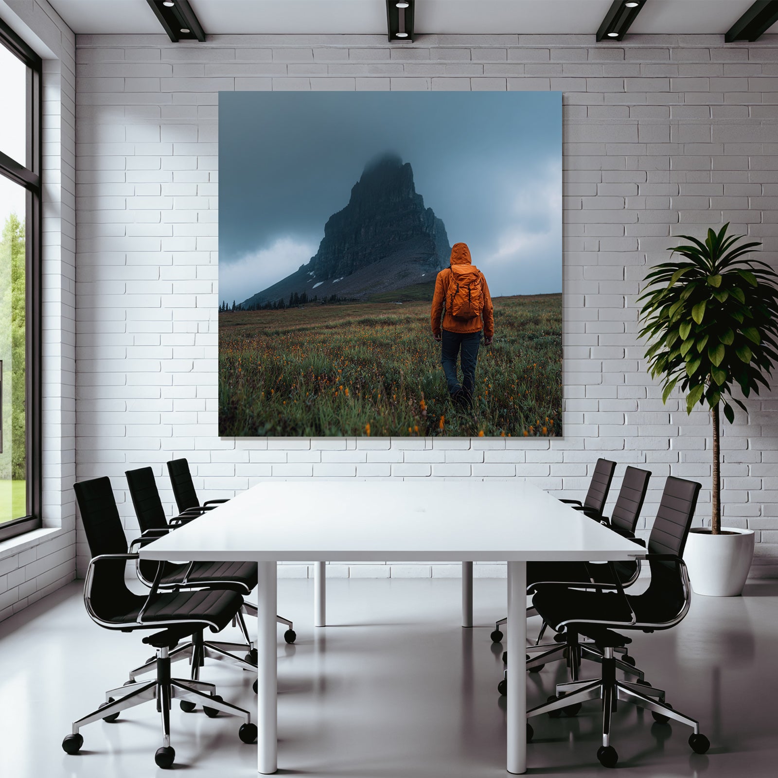 Abenteür Im Grünen Feld Mit Blumen Und Berg Im Hintergrund