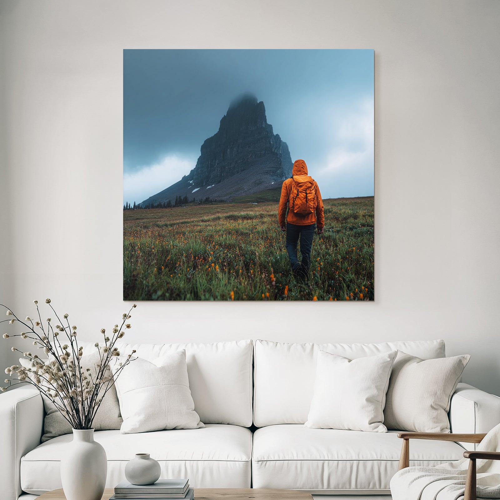 Abenteür Im Grünen Feld Mit Blumen Und Berg Im Hintergrund