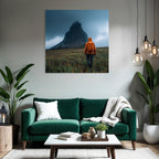 Abenteür Im Grünen Feld Mit Blumen Und Berg Im Hintergrund