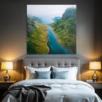 Wunderschöne Landschaft Mit Fluss Grünen Hügeln Und Mistiger Atmosphäre