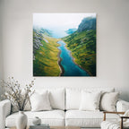 Wunderschöne Landschaft Mit Fluss Grünen Hügeln Und Mistiger Atmosphäre