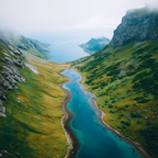 Wunderschöne Landschaft Mit Fluss Grünen Hügeln Und Mistiger Atmosphäre | Reisen und Outdoor | Themen und Hobbys