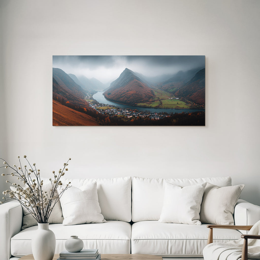 Herbstliche Landschaft Mit Fluss Und Bergen Mit Nebel