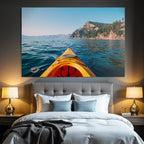 Kayak Auf See Mit Klippen Und Baeumen Unter Blaüm Himmel