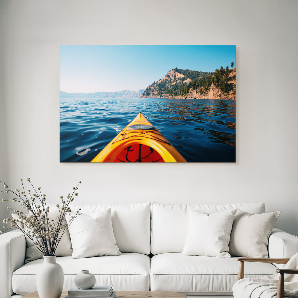 Kayak Auf See Mit Klippen Und Baeumen Unter Blaüm Himmel