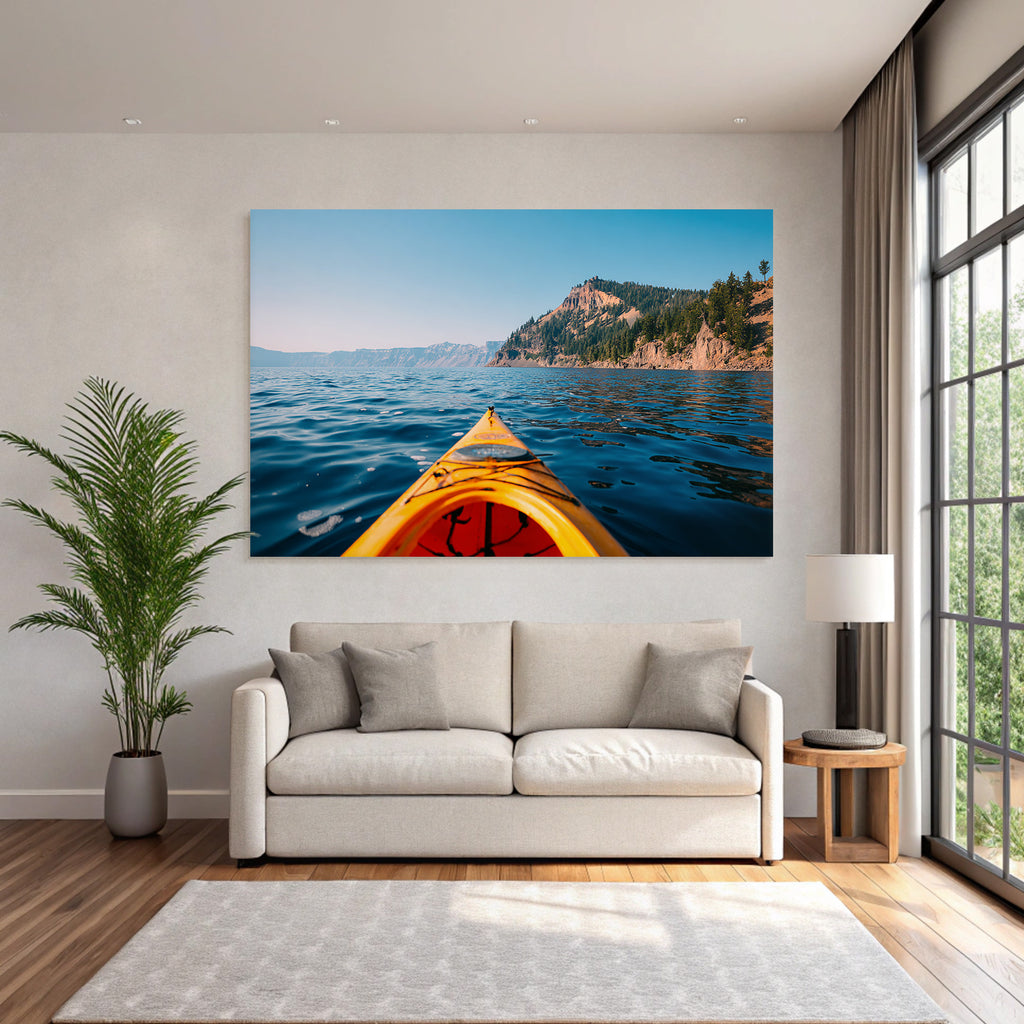 Kayak Auf See Mit Klippen Und Baeumen Unter Blaüm Himmel