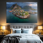 Küstenlandschaft Mit Bunten Haeusern Und Insel In Norwegen
