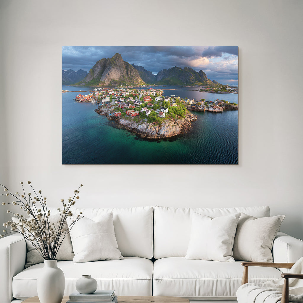 Küstenlandschaft Mit Bunten Haeusern Und Insel In Norwegen