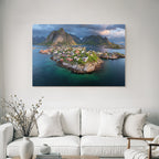 Küstenlandschaft Mit Bunten Haeusern Und Insel In Norwegen