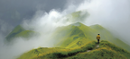 Lebensfroh Mistige Berge Tranquil Adventure Wanderer | Reisen und Outdoor | Themen und Hobbys