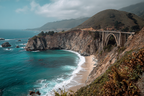 Malerische Küstenlandschaft Mit Brücke Und Türkisfarbenem Wasser | Reisen und Outdoor | Themen und Hobbys