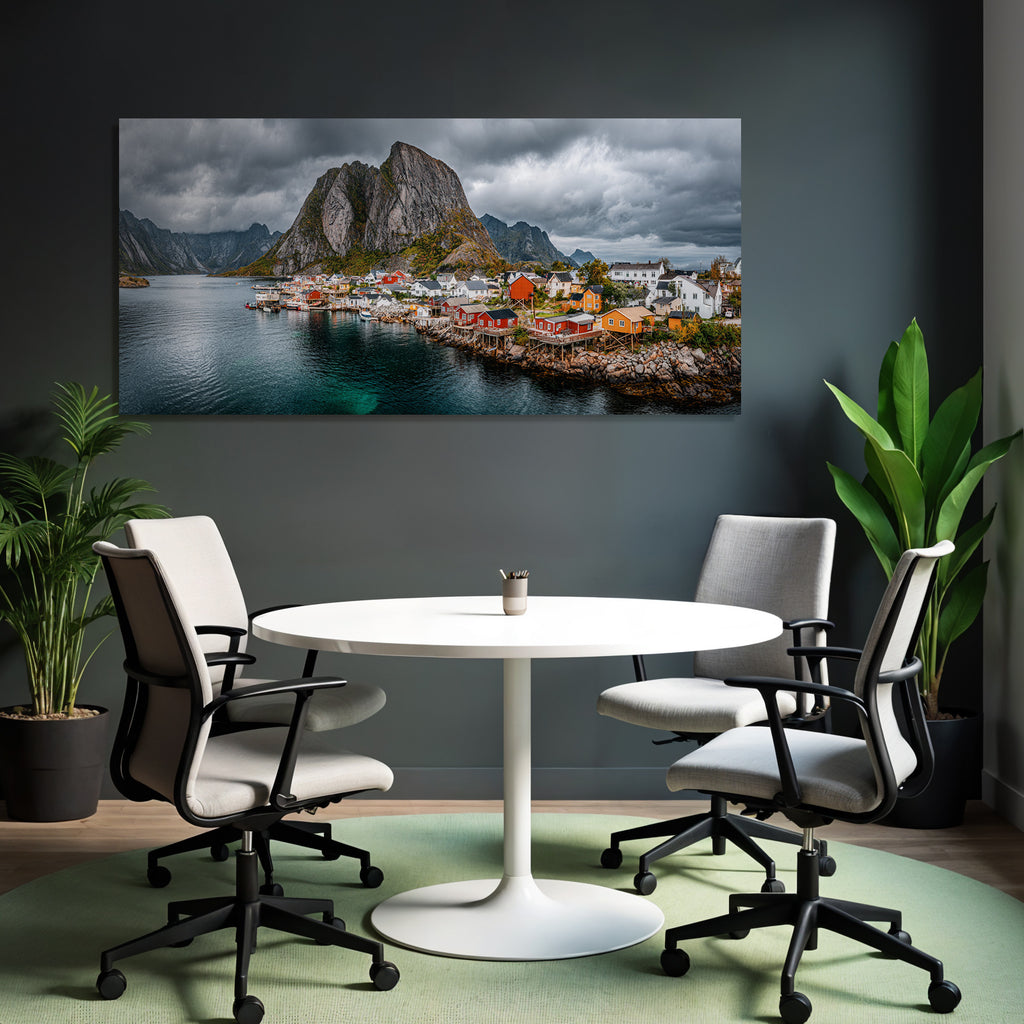 Malerische Küstenlandschaft Mit Farbigen Haeusern Und Bergen