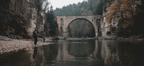 Malerische Landschaft Mit Fischer Und Brücke Im Herbst | Reisen und Outdoor | Themen und Hobbys