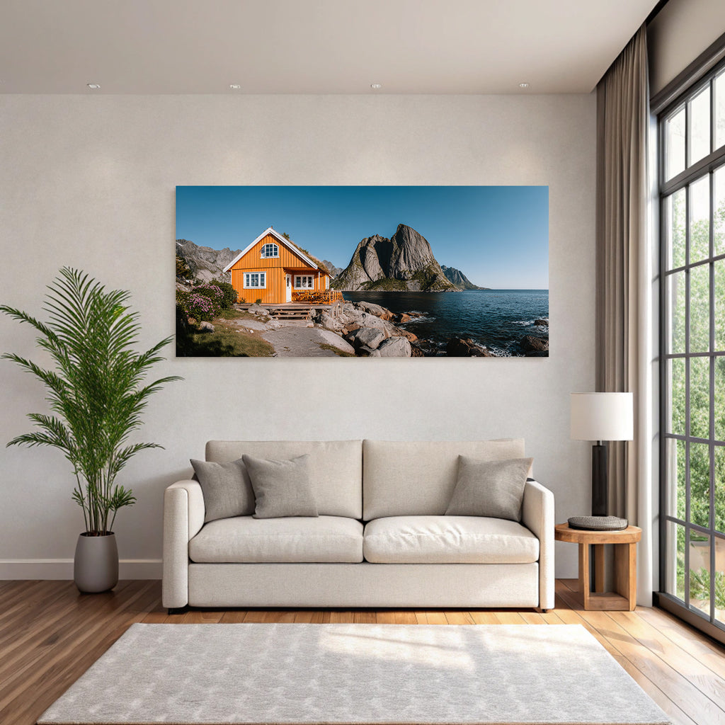 Orange Holzhaus Am Küstenrand Mit Bergen Im Hintergrund