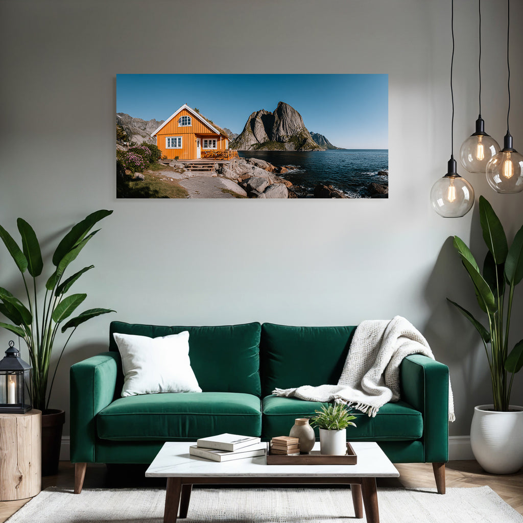 Orange Holzhaus Am Küstenrand Mit Bergen Im Hintergrund
