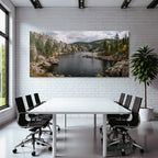 Panoramablick Ruhige Landschaft Herbstliche Fauna Wasser Klippen Tannenbaume