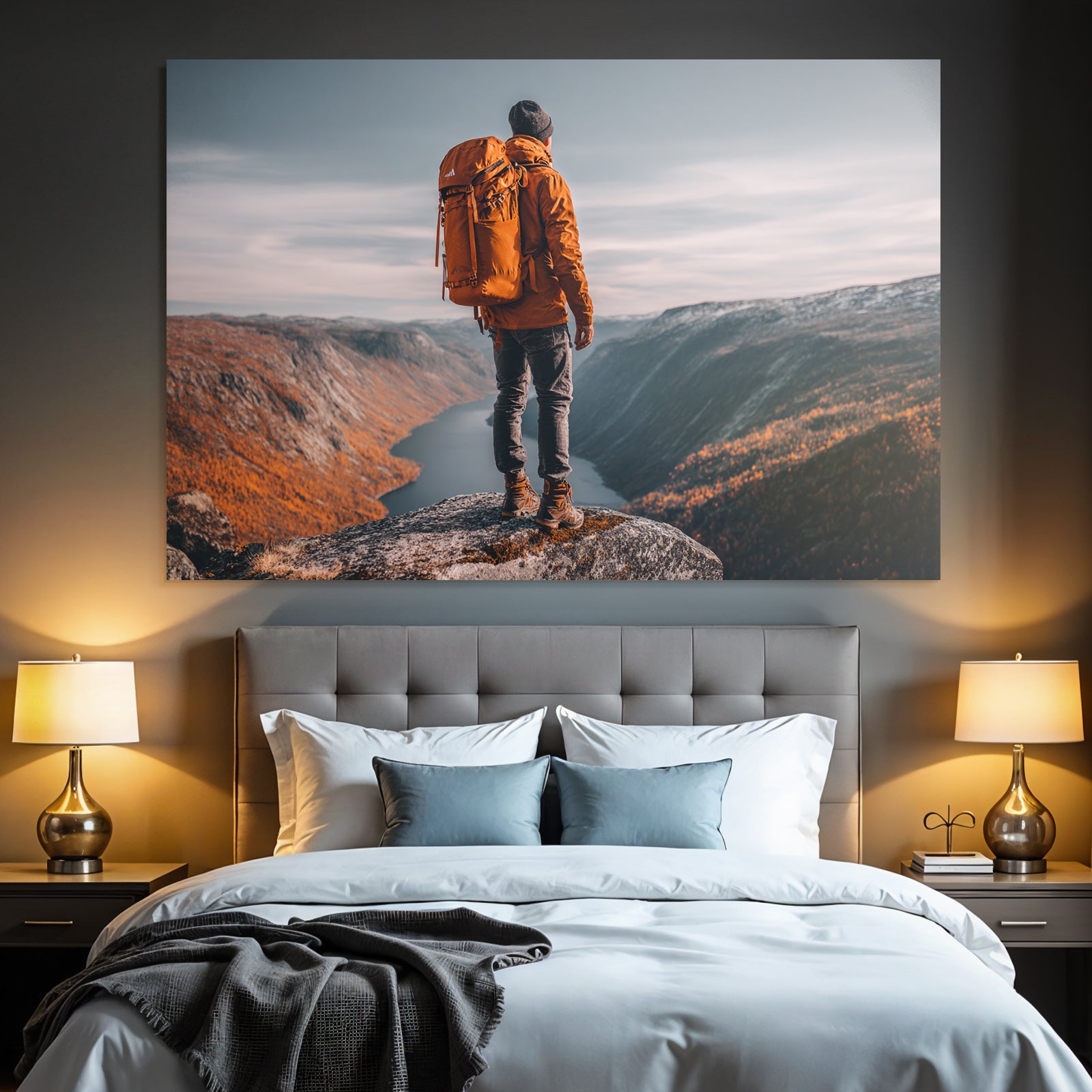 Person Auf Felsvorsprung Ausblick Auf Berge Mit Herbstlaub