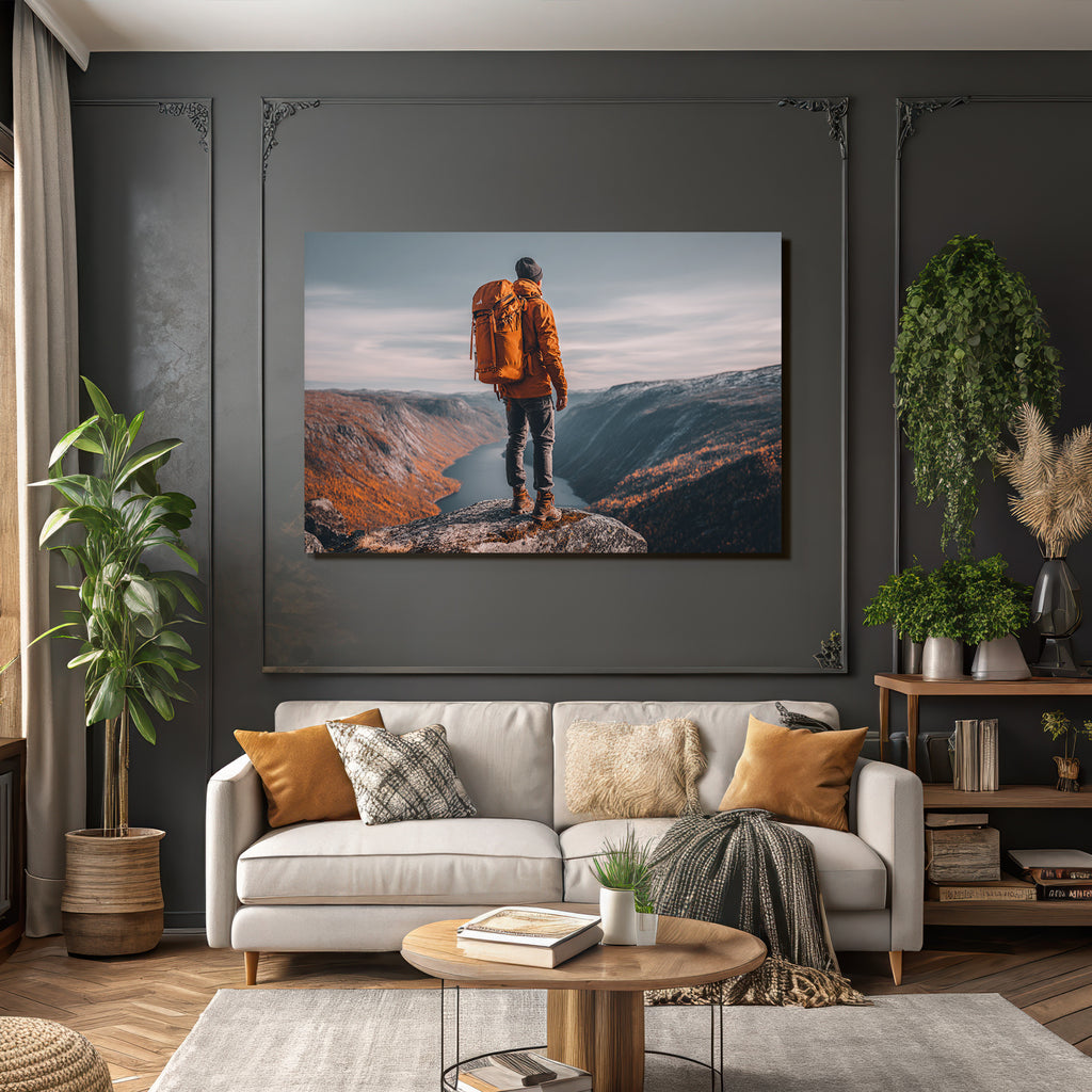 Person Auf Felsvorsprung Ausblick Auf Berge Mit Herbstlaub