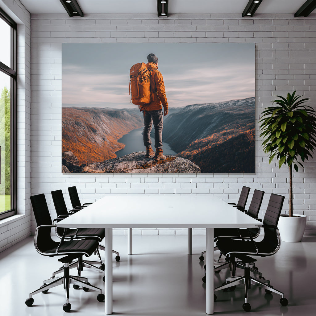 Person Auf Felsvorsprung Ausblick Auf Berge Mit Herbstlaub
