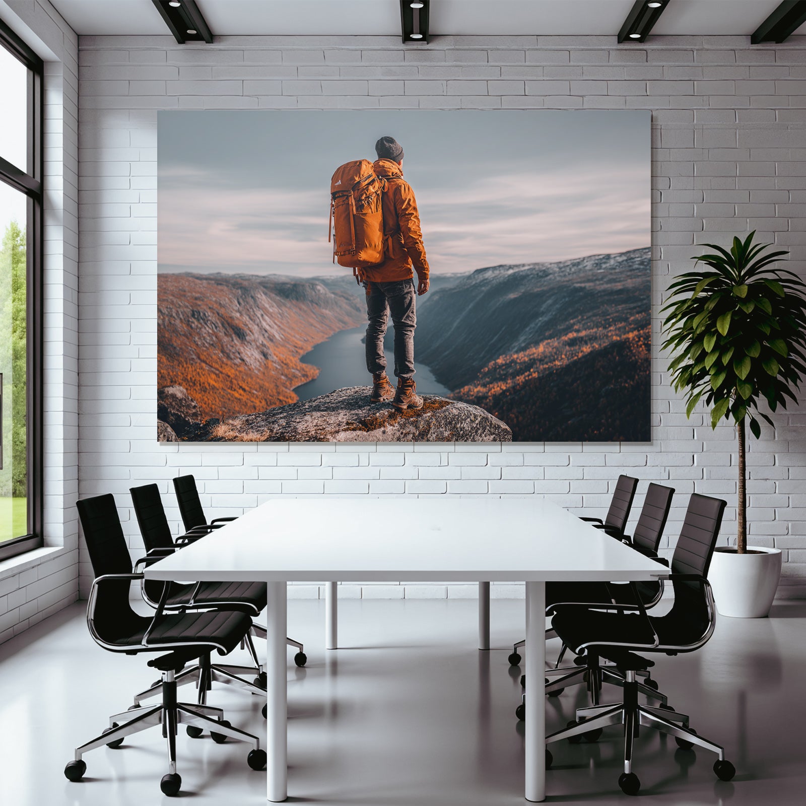 Person Auf Felsvorsprung Ausblick Auf Berge Mit Herbstlaub