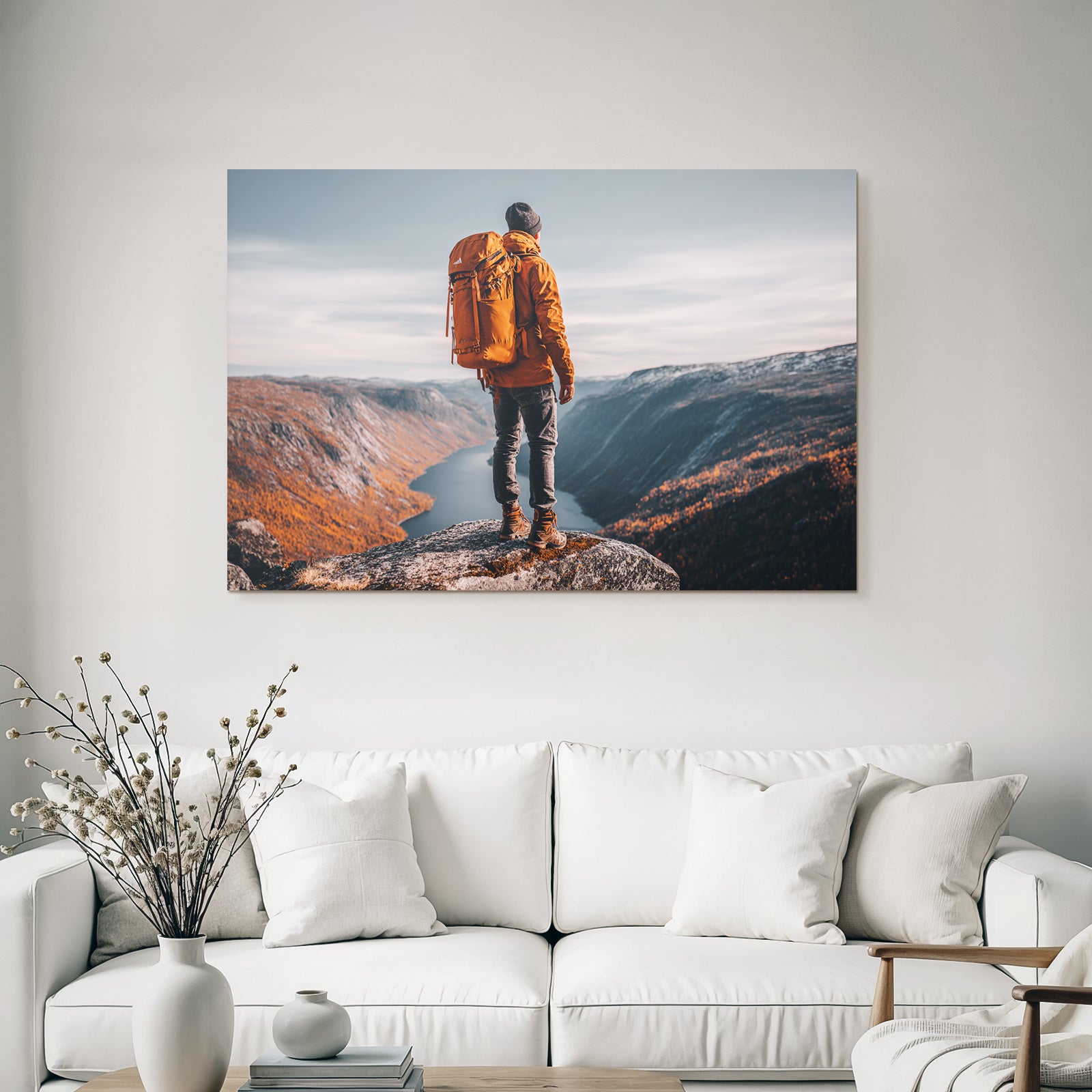 Person Auf Felsvorsprung Ausblick Auf Berge Mit Herbstlaub
