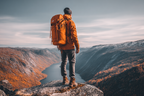 Person Auf Felsvorsprung Ausblick Auf Berge Mit Herbstlaub | Reisen und Outdoor | Themen und Hobbys
