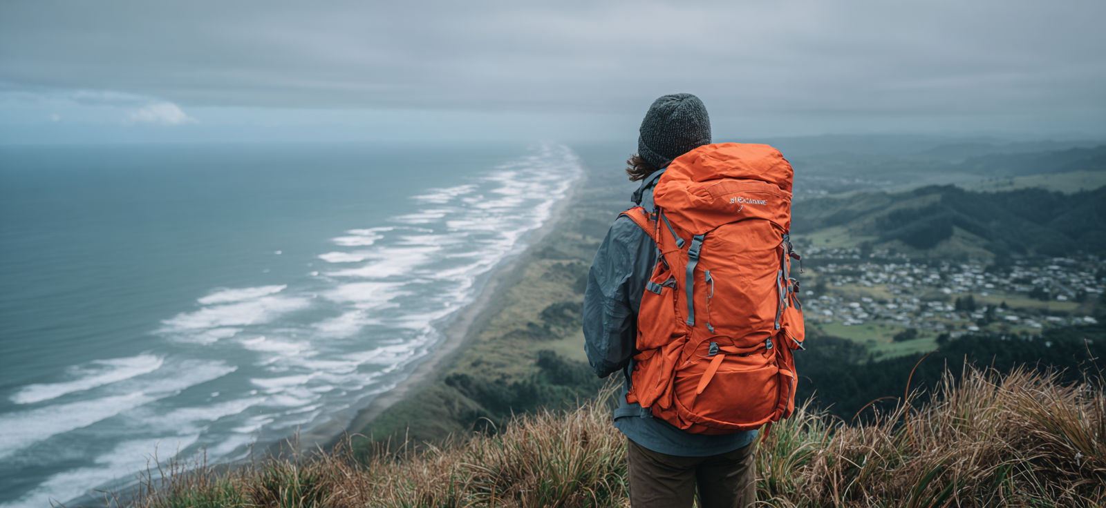 Person Steht Auf Einem Hügel Und Schaut Auf Die Küste | Reisen und Outdoor | Themen und Hobbys