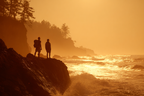 Rockige Küstenlandschaft Sonnenuntergang Zwei Figuren | Reisen und Outdoor | Themen und Hobbys