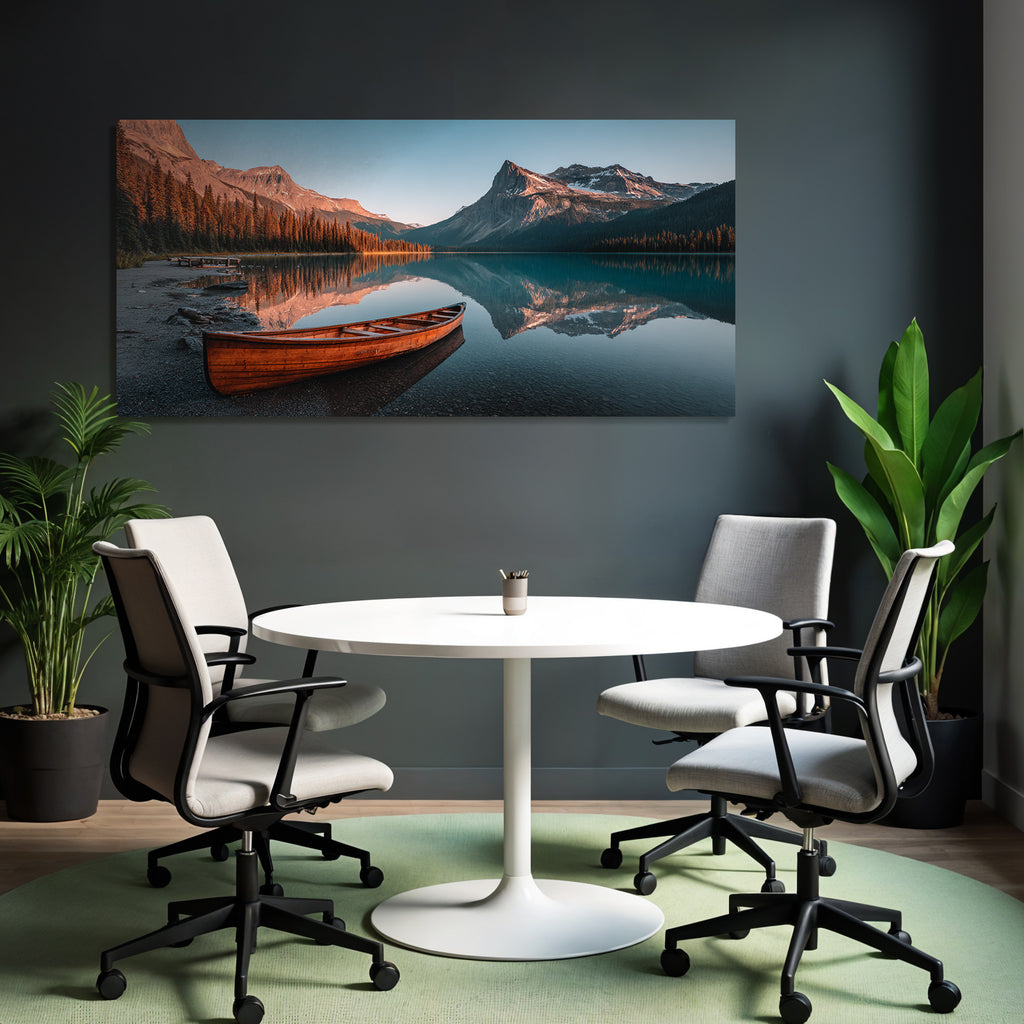 Ruhige Landschaft Mit Canoe Und Bergen Bei Dämmerung
