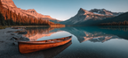 Ruhige Landschaft Mit Canoe Und Bergen Bei Dämmerung | Reisen und Outdoor | Themen und Hobbys