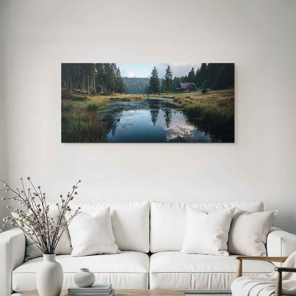 Ruhige Landschaft Mit Holzhütte Und Reflektionen Im Wasser