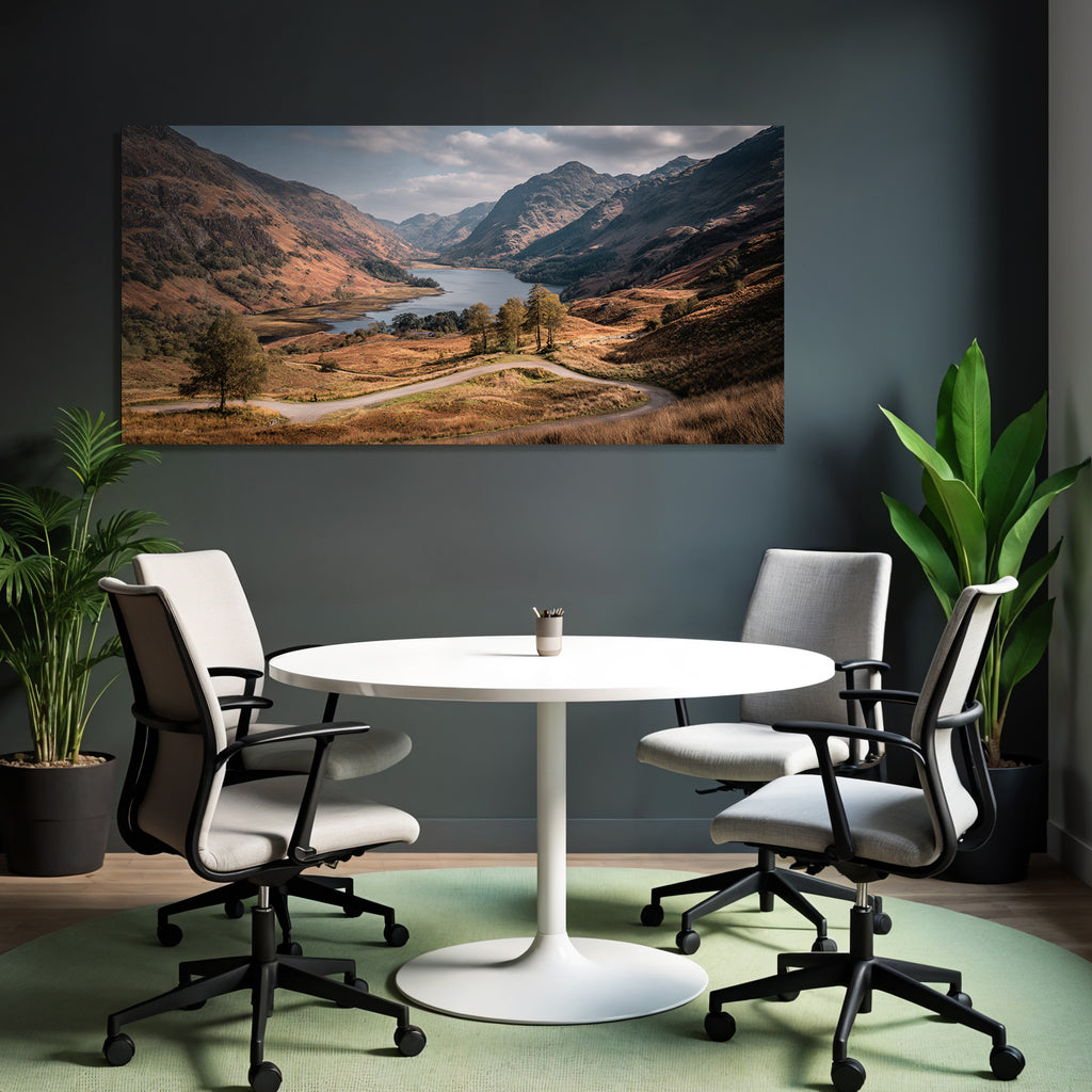 Stimmungsvolle Landlandschaft Herbstliche Farbe Mit See Und Hügel