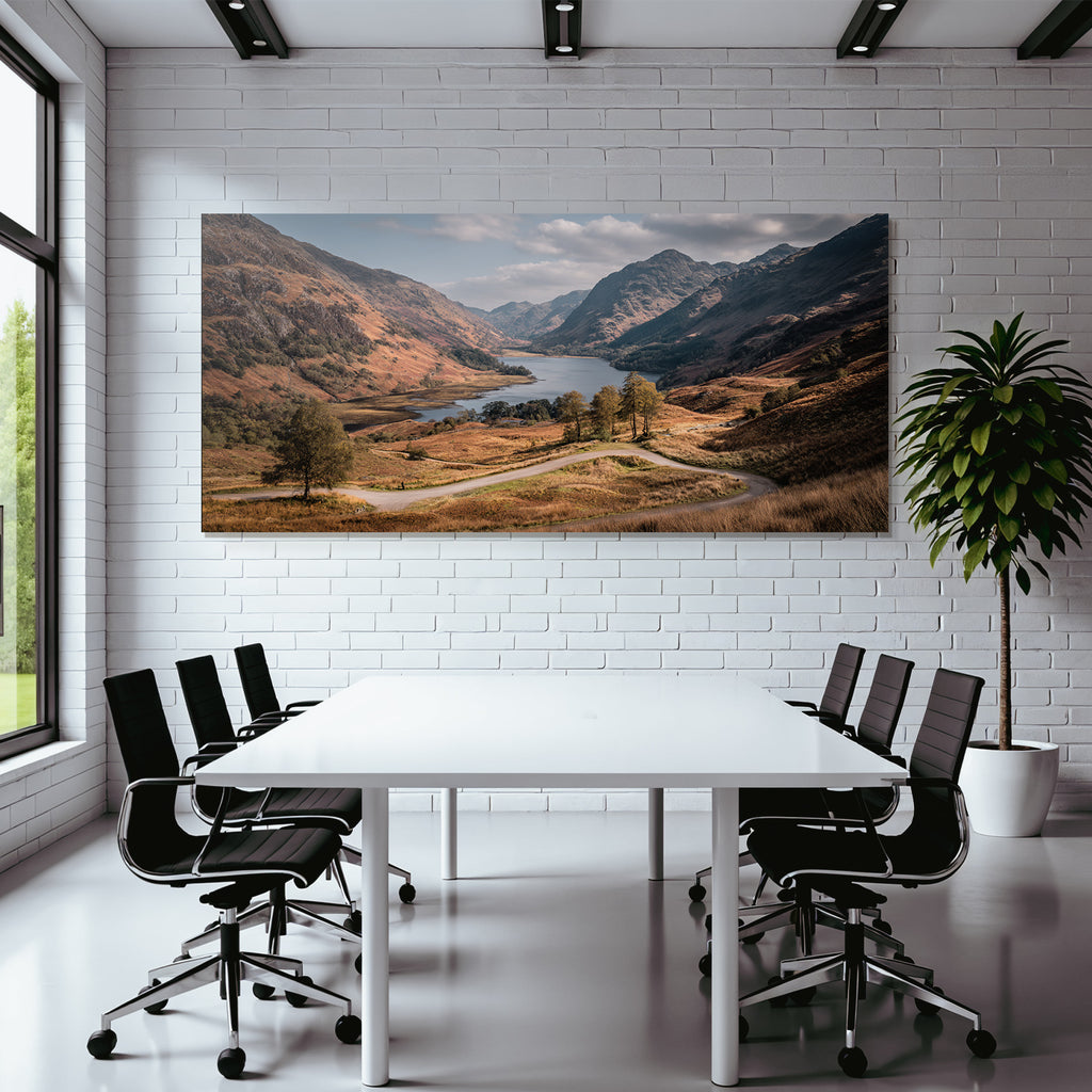 Stimmungsvolle Landlandschaft Herbstliche Farbe Mit See Und Hügel